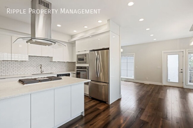 Building Photo - LUXURIOUS 3 BEDS/ 3.5 BATHS TOWNHOUSE WITH...