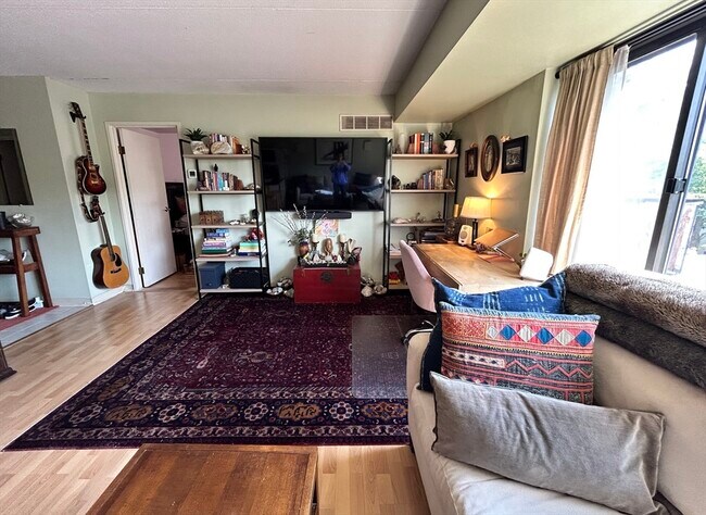 Foto del edificio - 1243 Beacon St