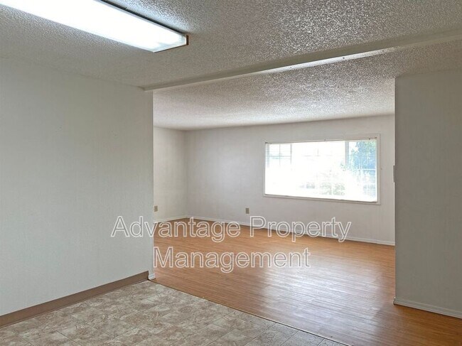 Building Photo - 975 NW Garfield Ave