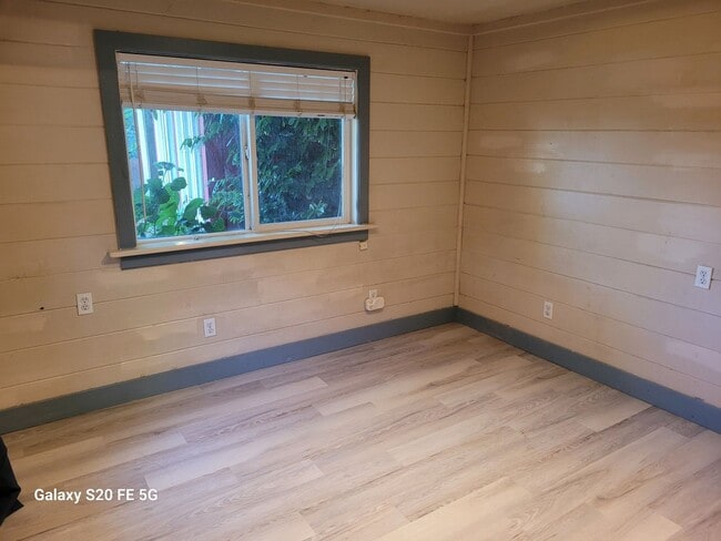 Building Photo - Stanwood Studio!