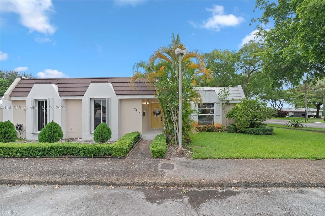 Primary Photo - 3 br, 2 bath Townhome - 7403 Twin Sabal Dr...