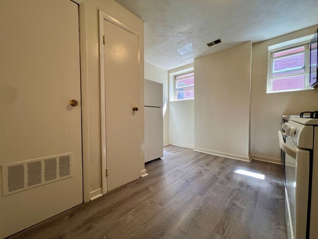 Building Photo - Large 1 BR Apartment in Lovely South Oakland Location! CALL TODAY TO TOUR!