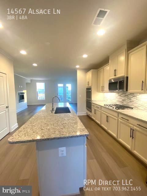 Building Photo - GORGEOUS TOWNHOME IN ROBINSON MANOR