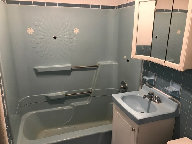 Building Photo - 1714 White Plains Rd