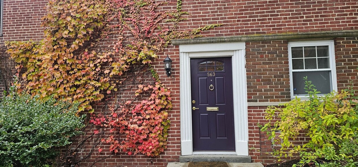 Primary Photo - Spacious, open layout townhouse on beautif...