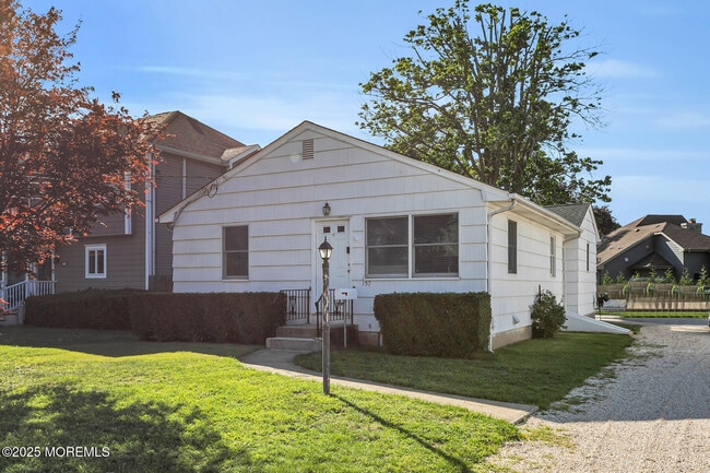 Building Photo - 157 Rumson Rd