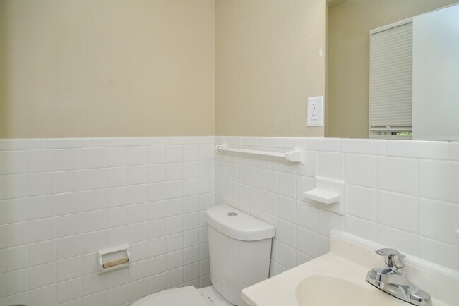 Foto del edificio - 4410 Lakeview Drive Northwest