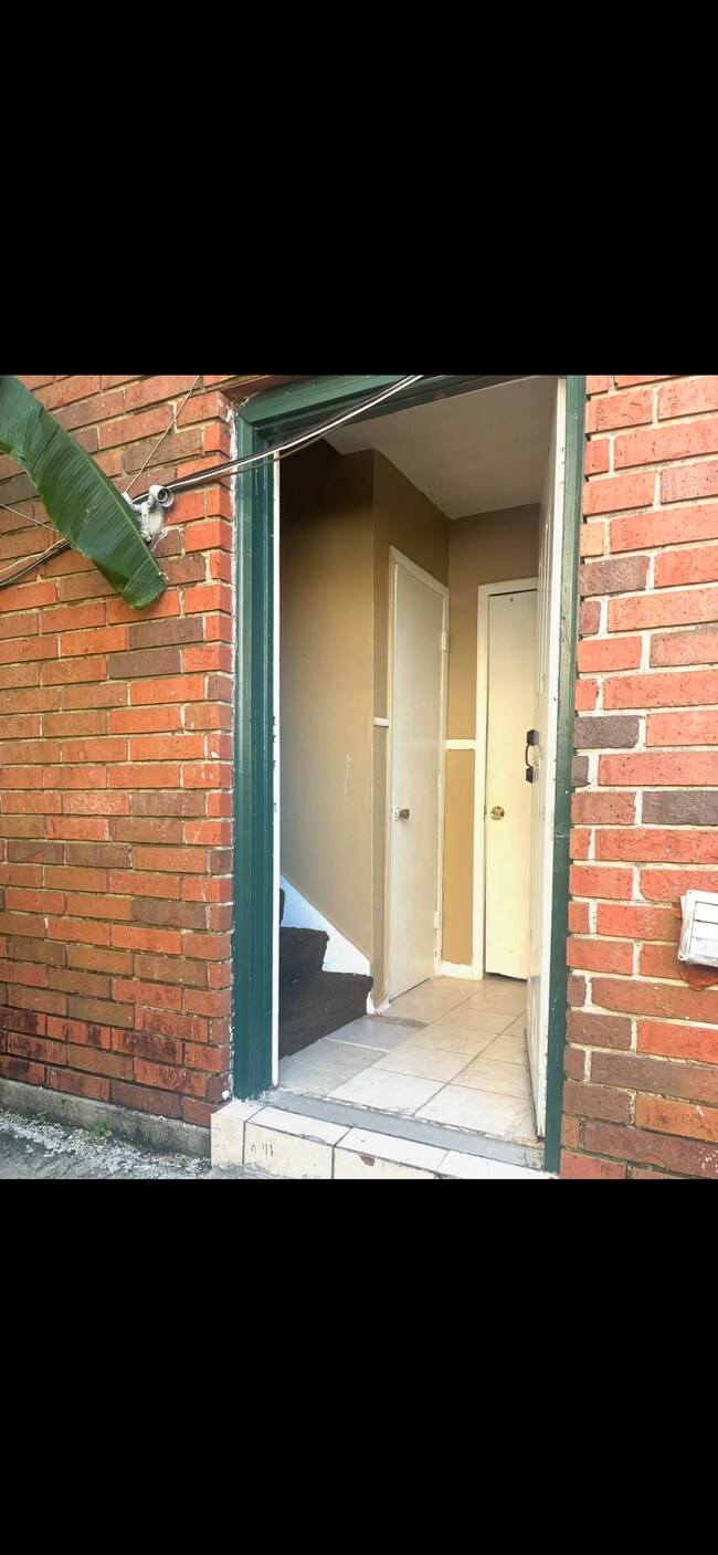 Puerta principal - 2104 Euclid St