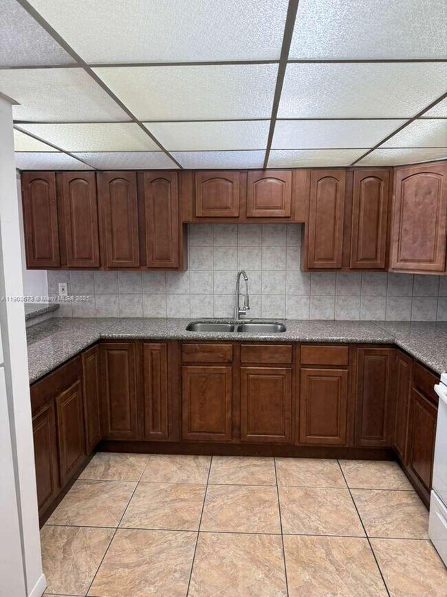 Foto del edificio - 7000 NW 186th St
