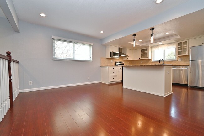 Foto del edificio - $3,695 - GORGEOUS PARKMONT TOWN HOME IN CE...