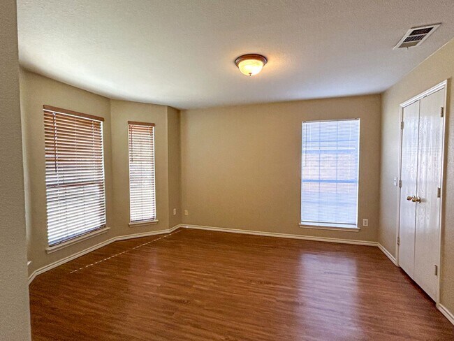 Foto del edificio - Spacious 3 Bedroom 2.5 Bath in Denton