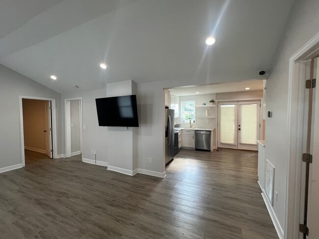 Building Photo - 2117 Gladstone Ave
