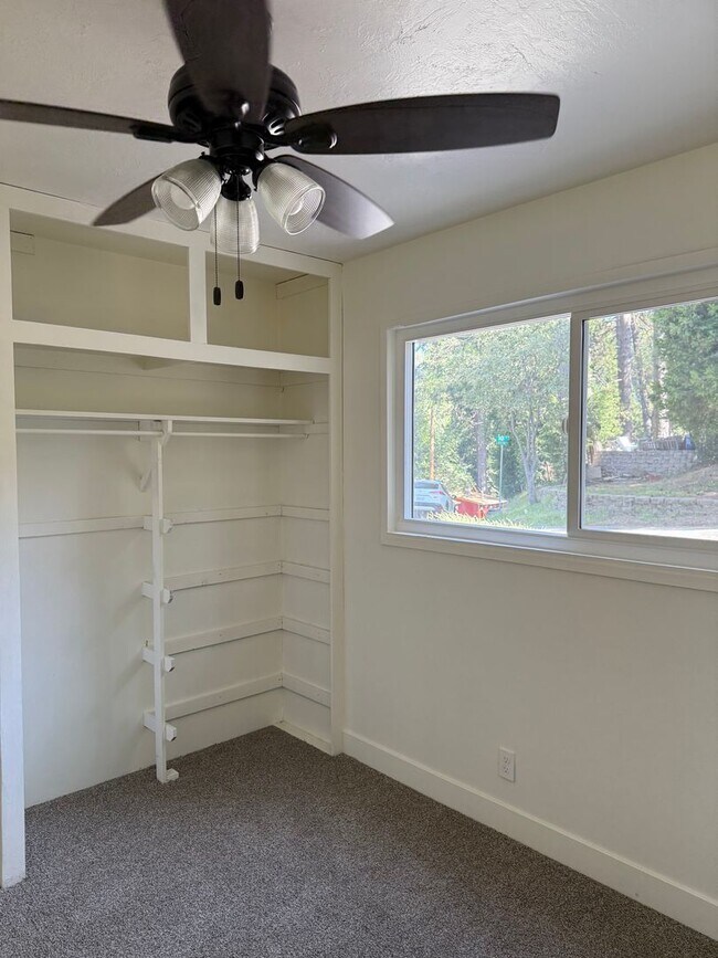 Foto del edificio - 22266 Crest Ln