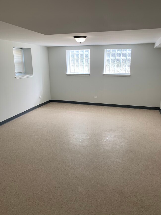 Building Photo - 4038 W Dickens Ave