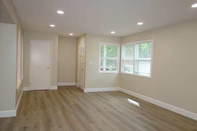 Building Photo - Cute Country Living!