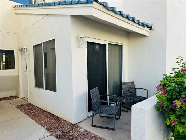 Building Photo - 1800 Club House Dr