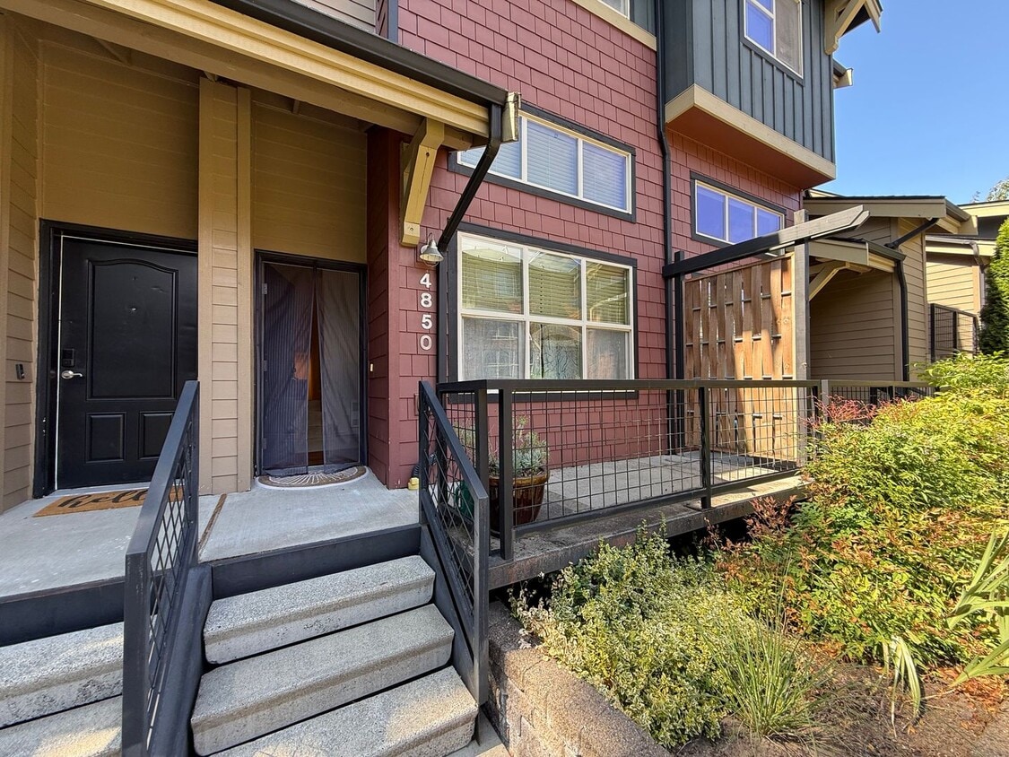 Primary Photo - Experience Comfortable Living at The Camde...