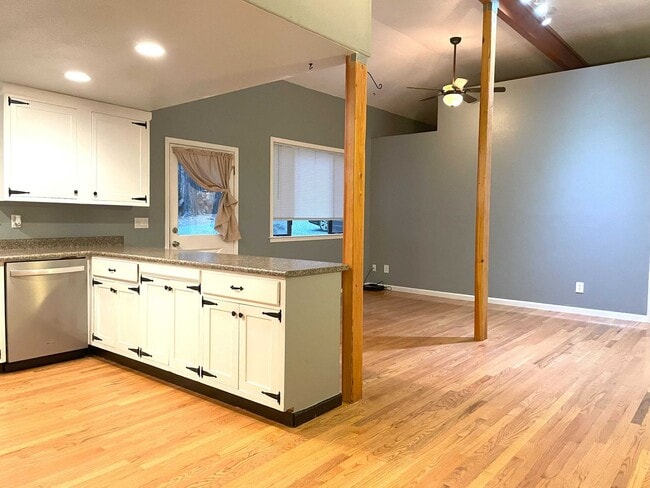 Building Photo - Lovely 2 bedroom, recently remodeled Grann...
