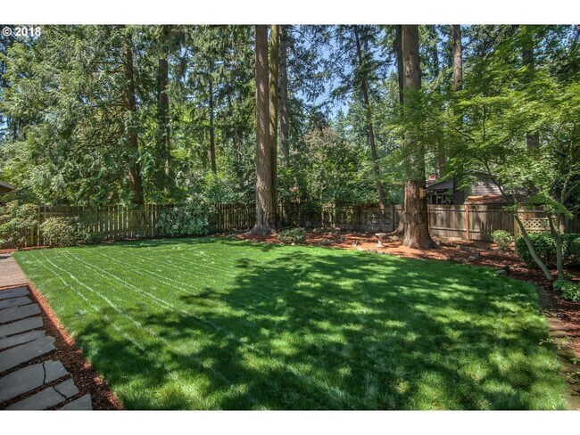 Foto del edificio - Great Lake Grove Bungalow Walking Distance to Everything