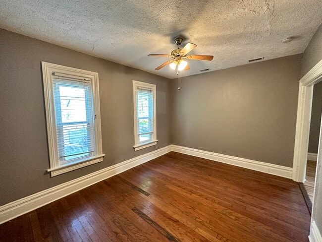 Building Photo - Southwest Side 3 Bedroom Spacious Home