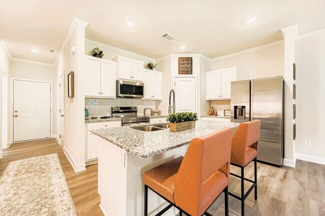 Foto del edificio - 99 Basswood Ln
