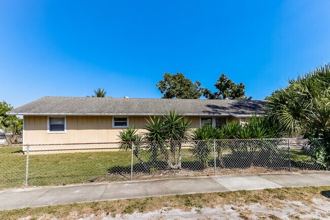Building Photo - 200 Perry Ave