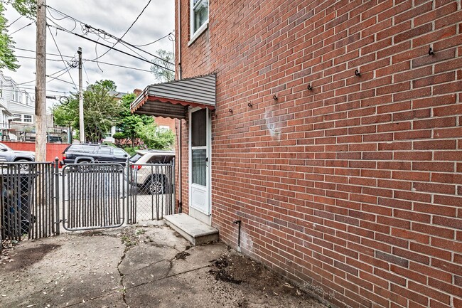 Building Photo - 3 bedroom, 1 bath townhome in Hedgeville