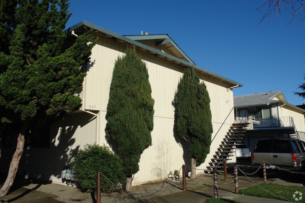 Foto del edificio - 947 Temple Dr