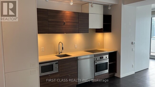 Building Photo - 125 Peter St