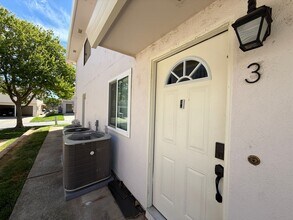 Building Photo - 3634 Sapphire Dr