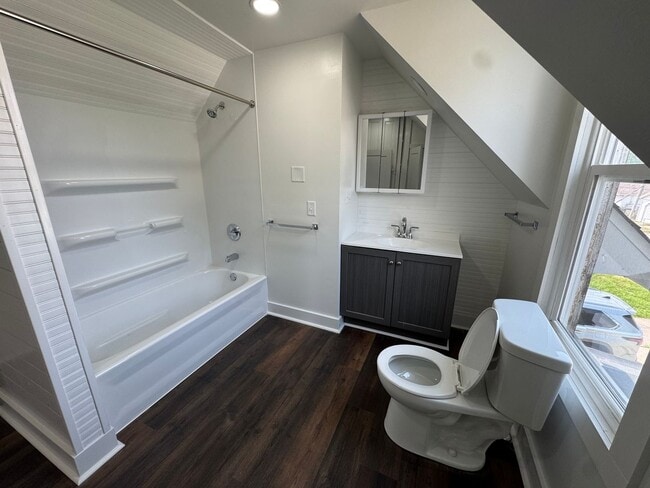 Building Photo - 3 Bed, 1.5 Bath Home with Huge Yard, Deck ...