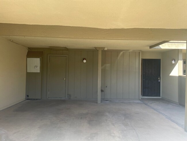 Building Photo - Spacious 3 Bedroom 2.5 Bath Townhouse!