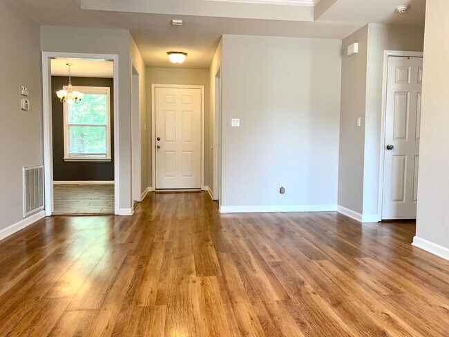 Foto del edificio - 212 Bradley Ct