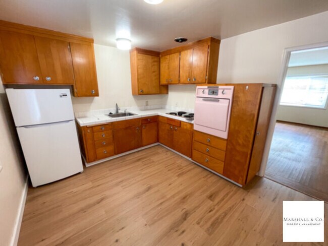 Foto del edificio - NEW LISTING! Walk 1 Block To Downtown! Sec. Deposit lowered! LG. 1 BR/1BA, Hdwd Flrs,Big Walk-In Clo