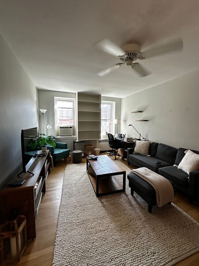 Foto del edificio - Bright & Spacious 1-Bedroom Top-Floor Apar...