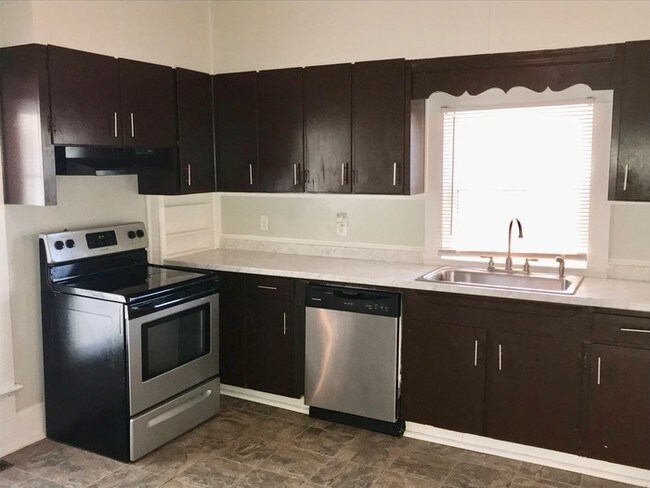 Building Photo - Great location Great Price!