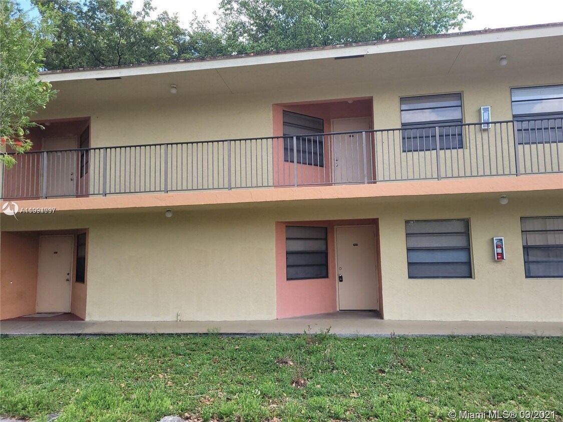 Primary Photo - 4166 Lakeside Dr
