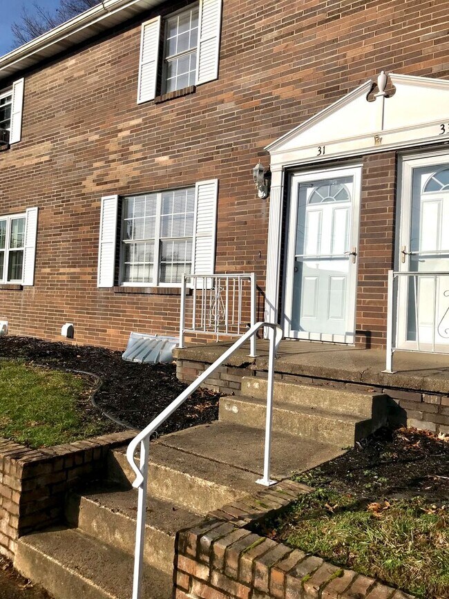 Building Photo - SPACIOUS TOWNHOME IN WILLOW TERRACE