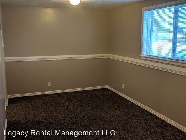Building Photo - 2 br, 1 bath House - 215 W Center St #14