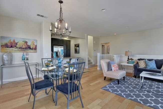 Building Photo - 325 Bautista Pl