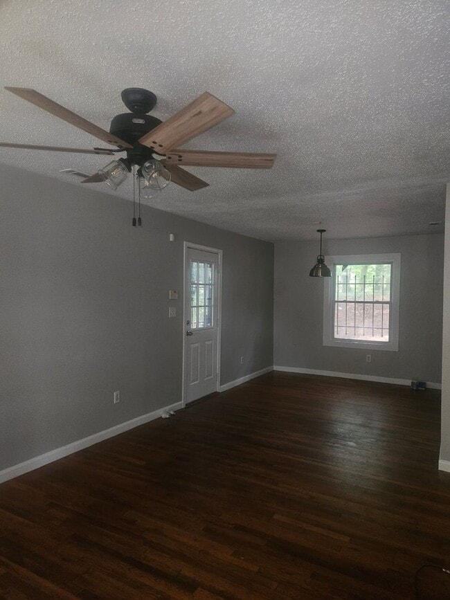 Building Photo - 3 Bedroom 1 bath home