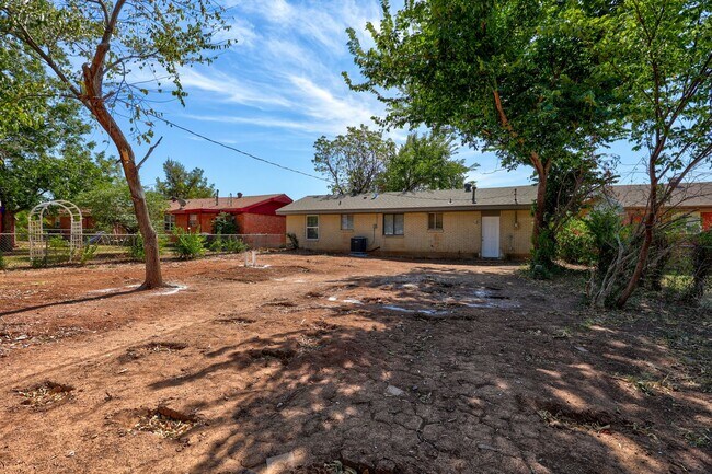 Foto del edificio - Newly Renovated and Beautiful 4 Bed 1 Bath...