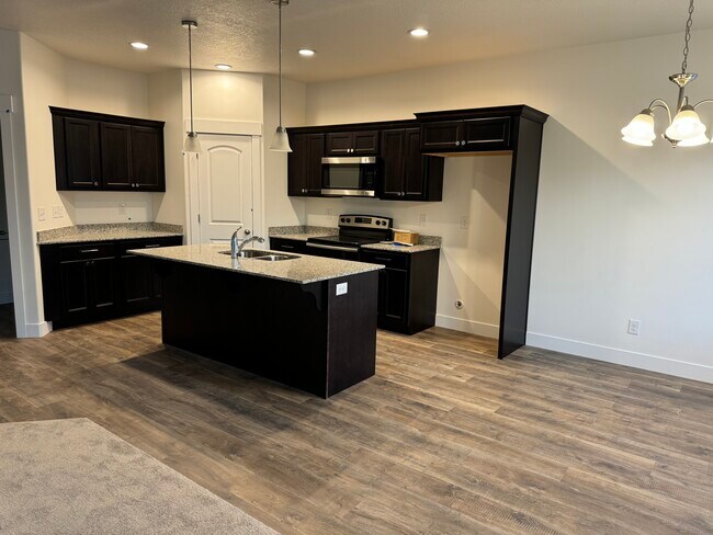 Building Photo - 4022 W Big Horn Dr
