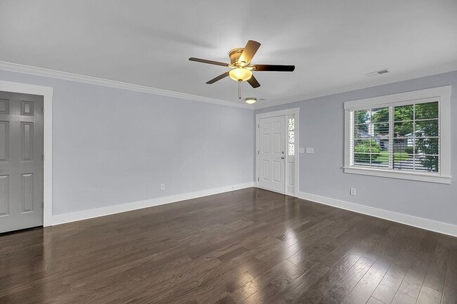 Foto del edificio - 2477 Melville Rd