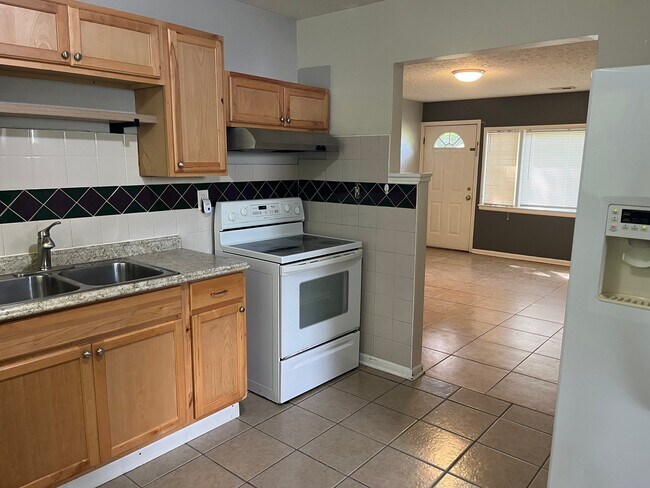 Foto del edificio - 13605 Greystone Ave