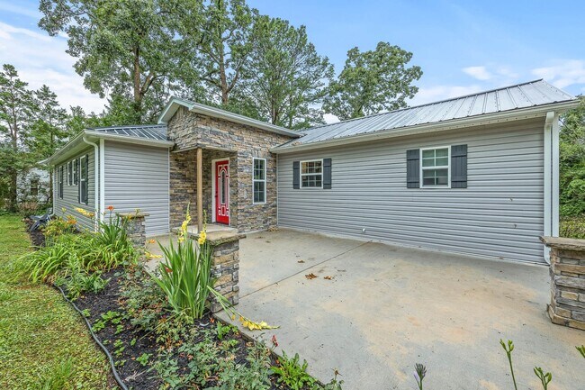 Foto del edificio - 3-Bedroom, 3-Bath Single-Family Home with Fenced Yard in Cookeville