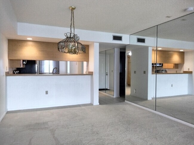 Foto del edificio - 2421 Village Blvd