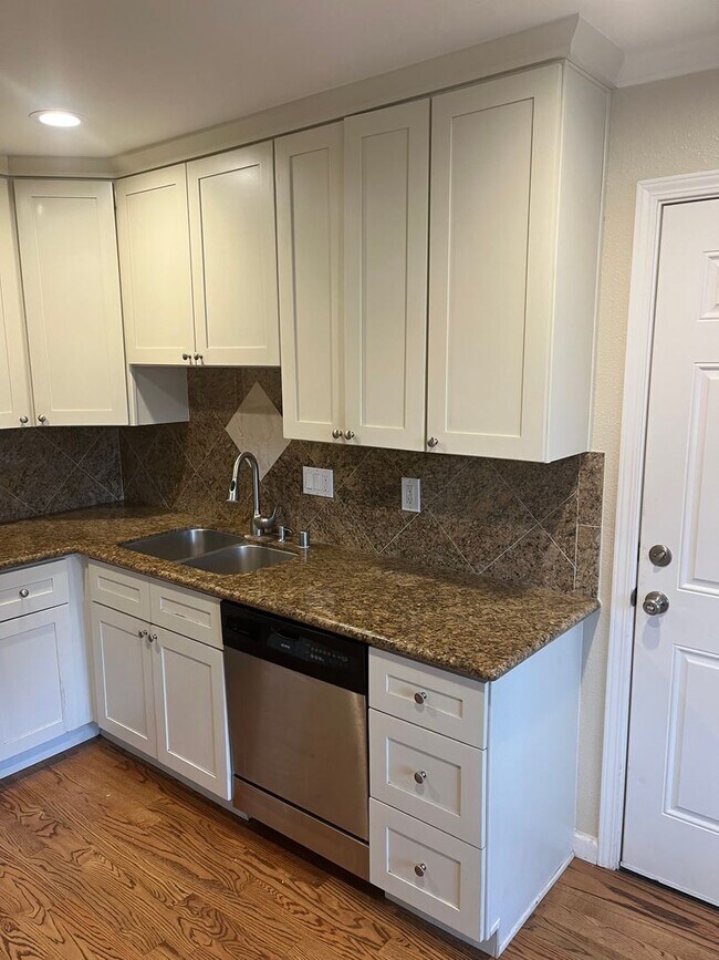 Building Photo - Beautiful Single Level 5 Bedroom 2 Bathroo...