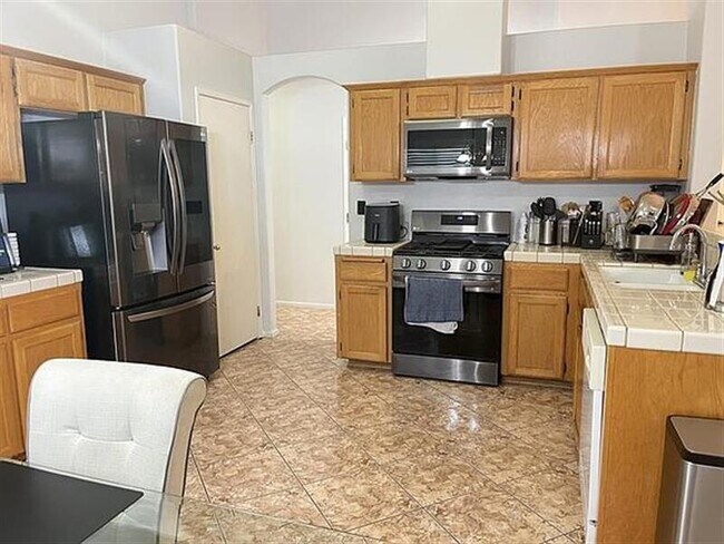 Building Photo - Bakersfield Best Home