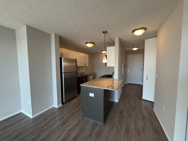 Photo - 605 W Lake St Apartment